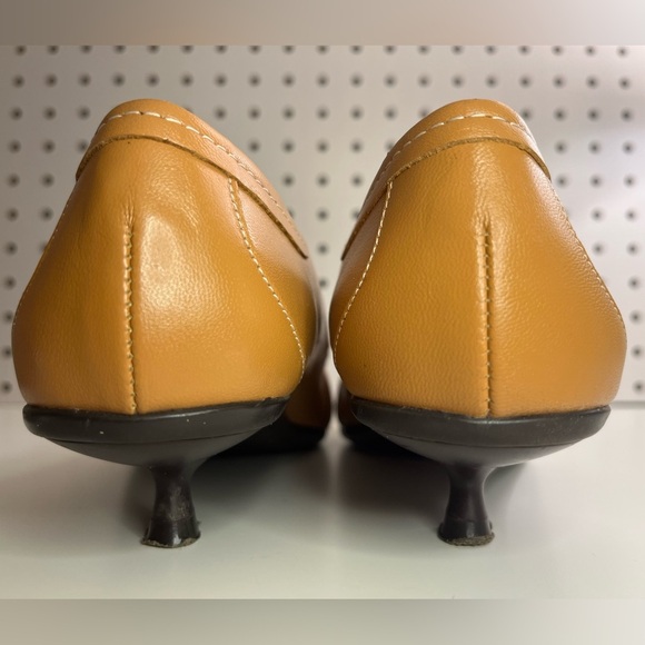 Kenneth Cole Reaction Tan Leather Kitten Heels Y2K White Contrast Stitching 7.5 - Picture 6 of 16